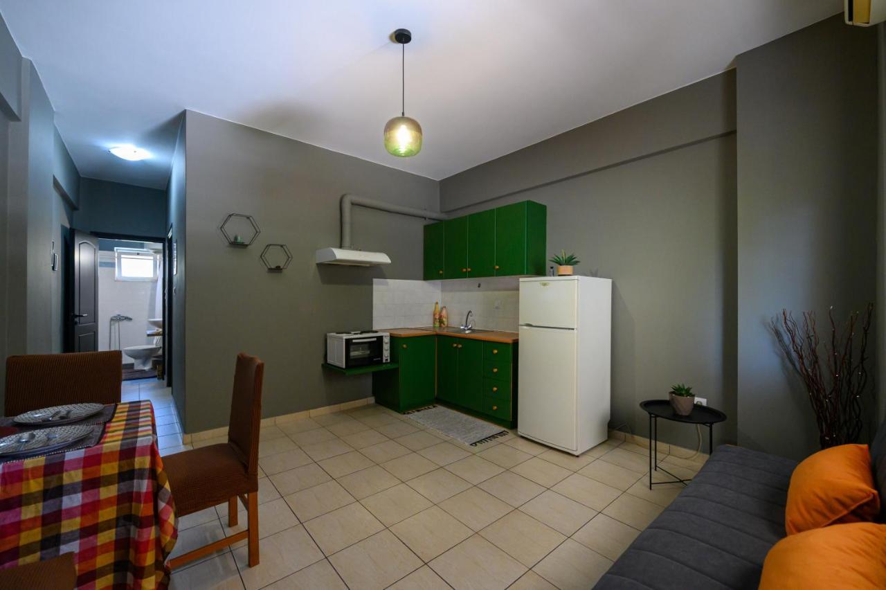 Rea Apartment II "1Minute From The Beach" Каламата Экстерьер фото