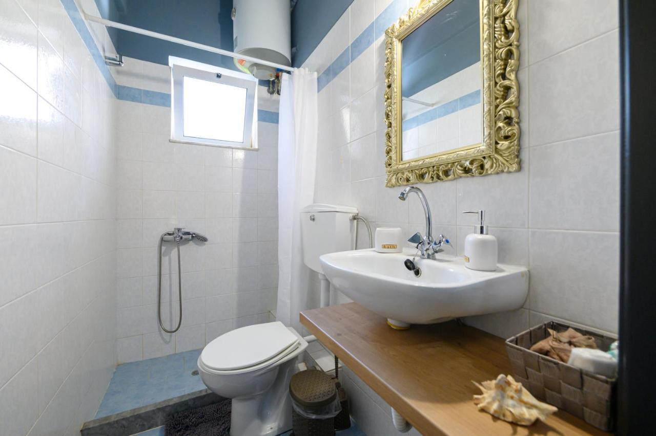Rea Apartment II "1Minute From The Beach" Каламата Экстерьер фото